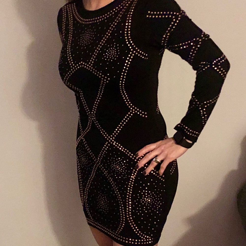 The back dips down, in the shape of a V